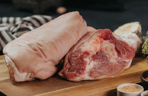 Pernil de cerdo Pieza entera de pernil de cerdo limpia y preparada para ser cocinada en caldo.