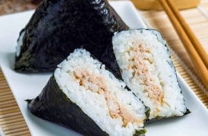 Recera de onigiri o bolitas de arroz envueltas