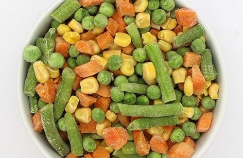 Verduras primavera Granos de choclo y porotos verdes picados, las últimas verduras en añadirse a la carbonada.