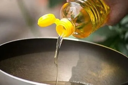 Aceite para freir Aceite hirviendo en una olla grande para freír berlines