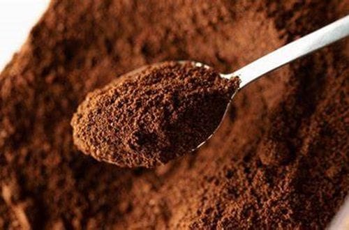 Café molido Granos de café finamente molidos, listos para preparar el expreso fuerte que da alma a la bebida.