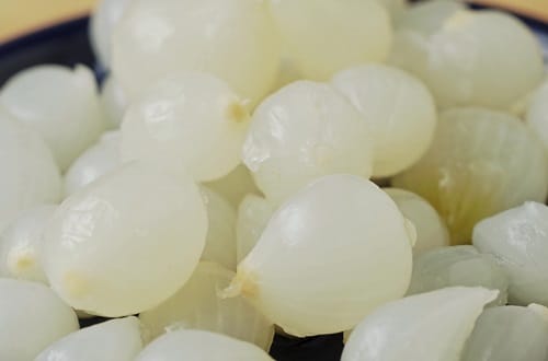 Cebollitas perla en escabeche, ingrediente ácido y crujiente para la salsa americana chilena.