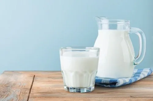 Leche entera vertida en un recipiente, ingrediente base para la mazamorra o macho ruso.