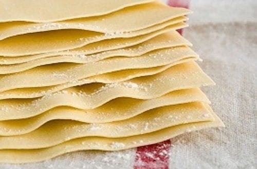 Masa de lasaña Láminas de pasta de trigo delgadas y rectangulares, listas para ser cocidas o dispuestas en la fuente.
