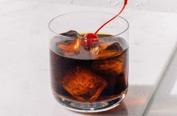 Receta de cóctel ruso negro (Black Russian): Clásico y sencillo Receta de cóctel ruso negro (Black Russian): Clásico y sencillo
