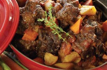 Receta de cola de vaca (res) al vino tinto: Sabor y tradición casera Receta de cola de vaca (res) al vino tinto: Sabor y tradición casera