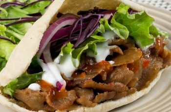 Receta de kebab turco tradicional: Marinado y cocinado lentamente Receta de kebab turco tradicional: Marinado y cocinado lentamente