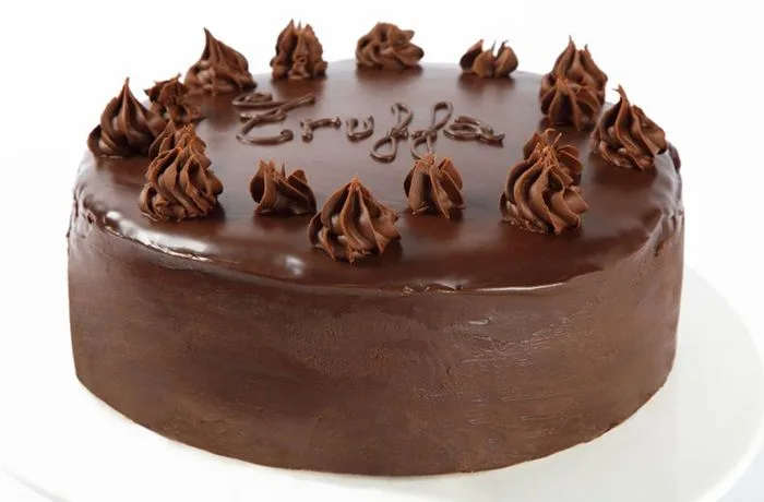 Receta de torta de trufa de chocolate - Comidas Chilenas Torta de trufa de chocolate, con cobertura de ganache y decorada con mostacillas.