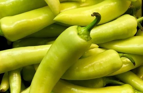 Aji verde Aji verde-amarillo chileno tradicional para acompañar un chacarero