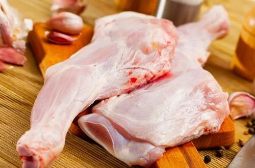 Carne de cabrito Trozos de carne de cabrito con hueso, marinando con especias.