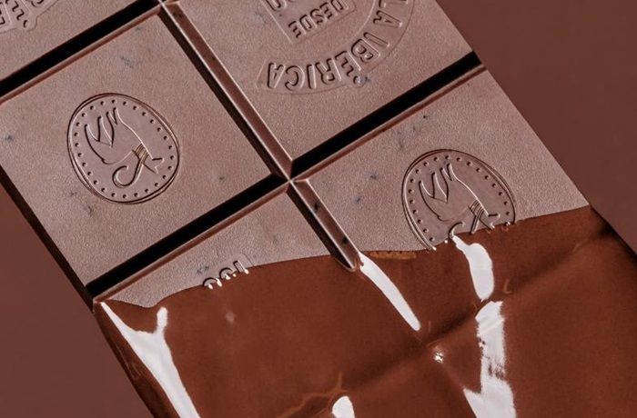 Trozo de chocolate de cobertura concentrado en cacao, ideal para derretir y atemperar.