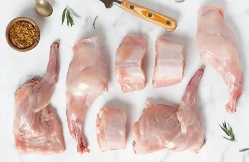 Presas de conejo de caza troceadas, listas para ser marinadas y cocinadas en el escabeche.