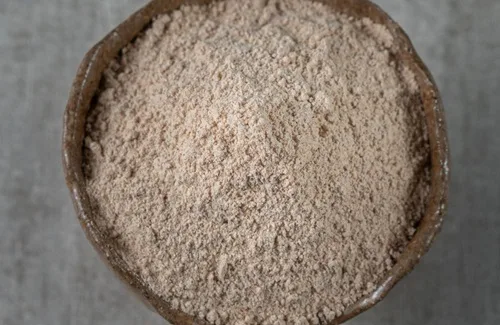 Harina tostada de trigo usada como rebozado crujiente para los chunchules.