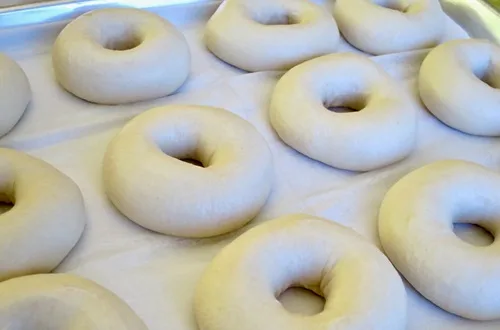 Masa de roscas Discos de masa cruda con su característica forma de rosquilla, listos para la fritura.