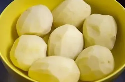 Papas blancas peladas y listas para ser trozadas y añadidas al caldillo.