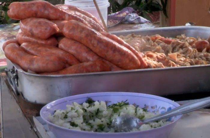 Ingredientes dispuestos para un sándwich de potito chileno, un guiso jugoso de guatitas, longaniza y salsa verde