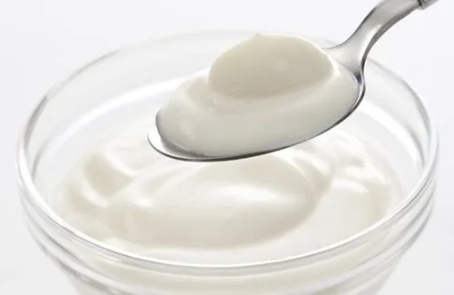 Yogurt natural Yogurt griego blanco y espeso en un bol, base principal para la cremosidad de la mousse.