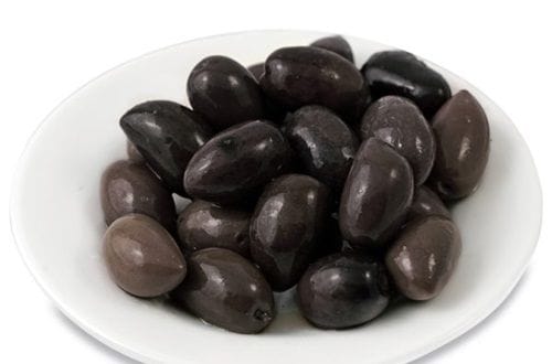 Aceitunas Aceitunas negras y verdes, un ingrediente clave para la pichanga fría chilena.