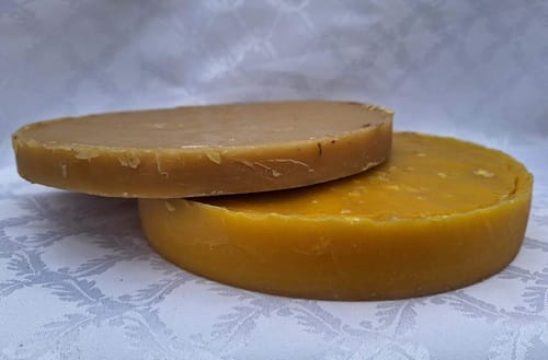 Cera de abeja Cera de abeja u opérculo recién cosechado, utilizado como base para preparar chicha artesanal.