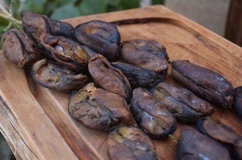 Cholgas secas y ahumadas, molusco bivalvo tradicional de Chiloé, ingrediente principal de la cazuela.