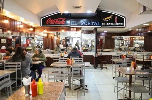 Fachada del restaurante El Portal, lugar histórico del origen del completo chileno.
