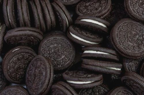 Un paquete abierto mostrando las clásicas galletas chilenas de chocolate rellenas de crema de vainilla.