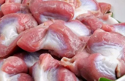 Mollejas de pollo crudas, listas para ser cocinadas en la sopa.