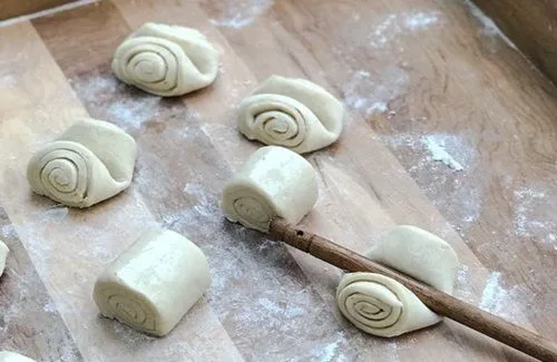 Rollos de masa de Pan Bocado de Dama cortados y listos para ser aplanados y leudar por segunda vez.