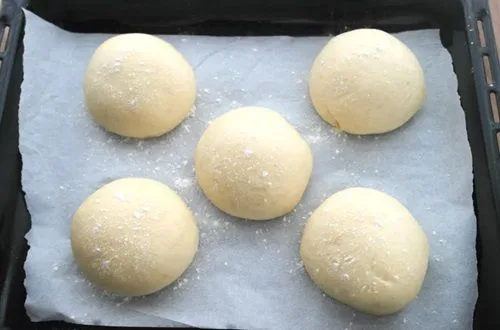 Pan frica leudado Masa de pan frica leudada, que ha duplicado su tamaño tras el reposo.