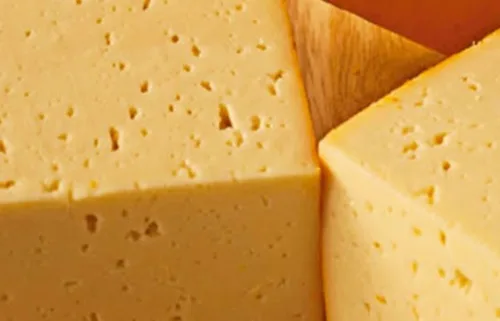 Queso mantecoso o chanco cortado en cubos, listo para mezclar con los fiambres de la pichanga.