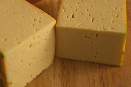 Láminas de queso mantecoso chileno, ideal para derretir sobre pescado en cancato.