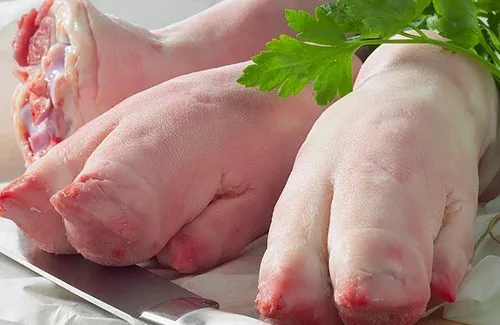 Patas de cerdo Patas de cerdo cocidas ingrediente esencial rico en colágeno para la gelatina del queso de cabeza.