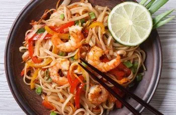 Receta de fideos de arroz chinos con verduras y camarones para 2 personas