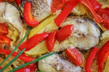 Receta de merluza a la riojana tradicional española con pimientos Receta de merluza a la riojana tradicional española con pimientos