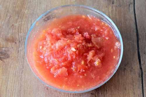 Tomate pelado y rallado para la salsa de los completos mojados talquinos.