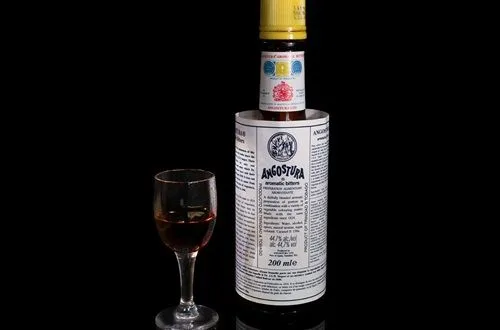 Amargo de angostura Botella de Amargo de Angostura, el licor bitter principal utilizado en la receta.