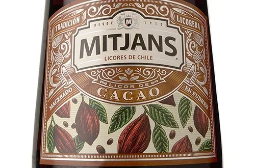 Licor de cacao Botella de licor de cacao, el ingrediente dulce y cremoso que complementa el bitter.