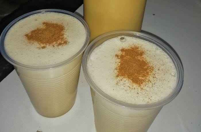 Receta de ponche de picorocos chilenos Ponche de picorocos chileno servido en un vaso alto y coronado con canela en polvo