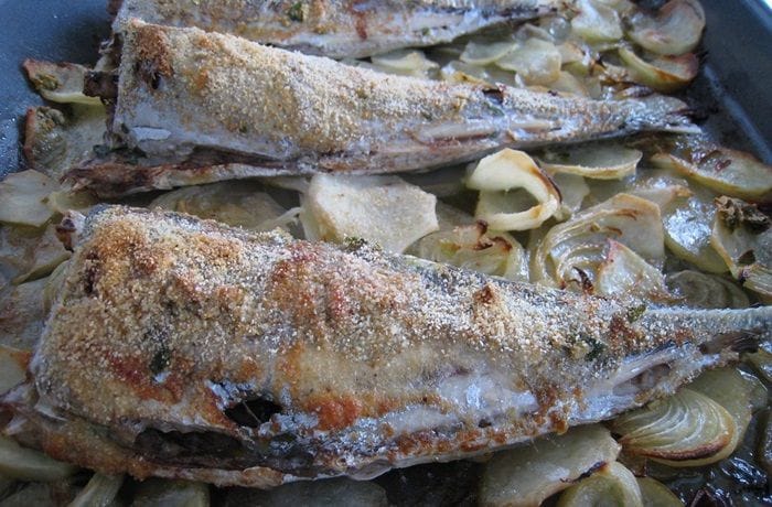 ¿Cómo preparar jurel entero al horno? Receta saludable y deliciosa para 2 personas 1 Jurel chileno al horno con limón y hierbas. Filetes de pescado azul ricos en Omega-3 cocinados sobre una cama de verduras.