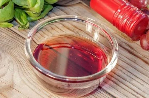 Vinagre de vino tinto Una botella de vinagre de vino tinto, esencial para el marinado y ablandado de la carne de malaya.