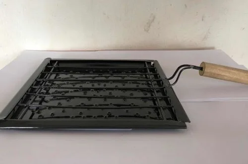 Panes de completo calentándose sobre un tostador plano para lograr un exterior ligeramente crujiente.