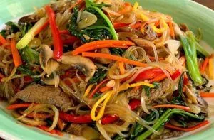 Receta de japchae coreano tradicional