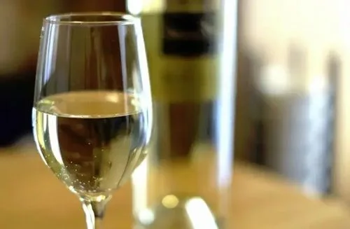Vino blanco Una copa de vino blanco joven y frío, el ingrediente que aporta cuerpo y acidez a la mezcla.