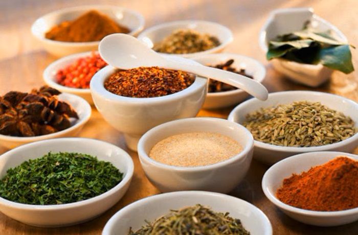 10 especias imprescindibles en tu cocina y cómo utilizarlas en diversas preparaciones 1 10 especias imprescindibles