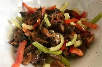 Cochayuyo salteado con verduras: Receta chilena saludable y sabrosa Cochayuyo salteado con verduras: Receta chilena saludable y sabrosa