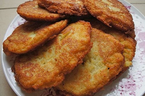 Panqueques de papa Masa de panqueques recien fritas litas para servir y coronar con dulce de mosqueta