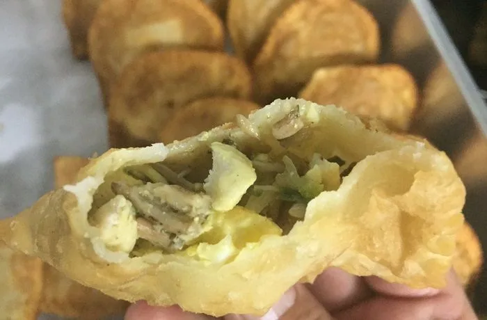 Empanadas de changles doradas y crujientes dispuestas sobre una mesa de madera.