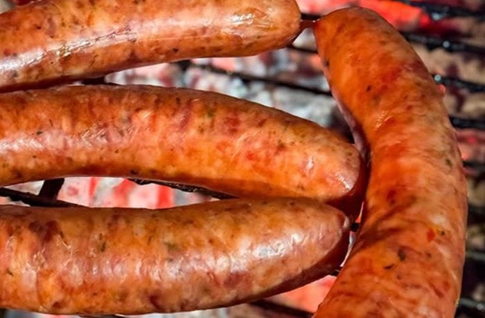 Longanizas artesanales de San Carlos: Receta tradicional paso a paso 1 Longanizas artesanales de San Carlos cocinadas y doradas a la parrilla.