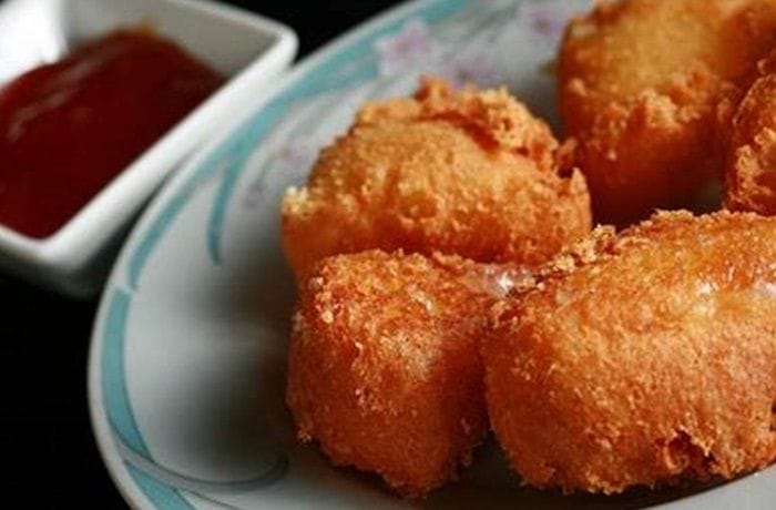 Receta de Camembert frito en salsa agridulce Triángulos de queso camembert frito con rebozado crujiente acompañados de salsa agridulce roja.