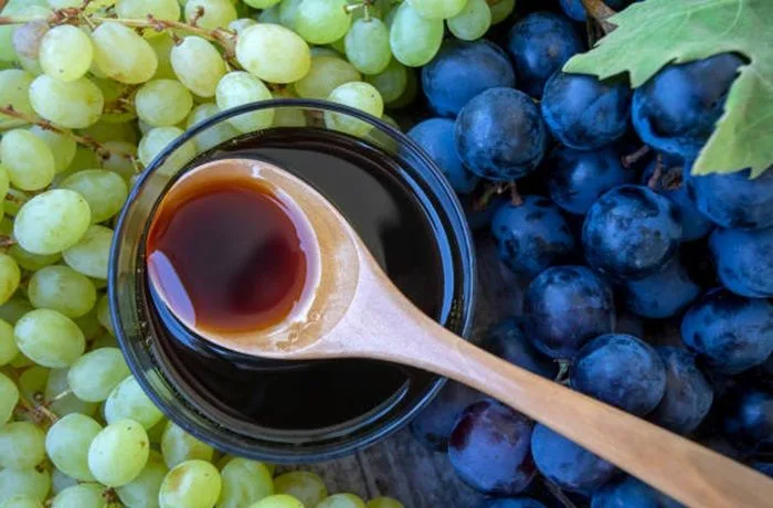 ¿Cómo preparar miel de uva casera? Receta ancestral y saludable con múltiples beneficios 1 Miel de uva casera o mosto cocido en frasco de vidrio, edulcorante natural
